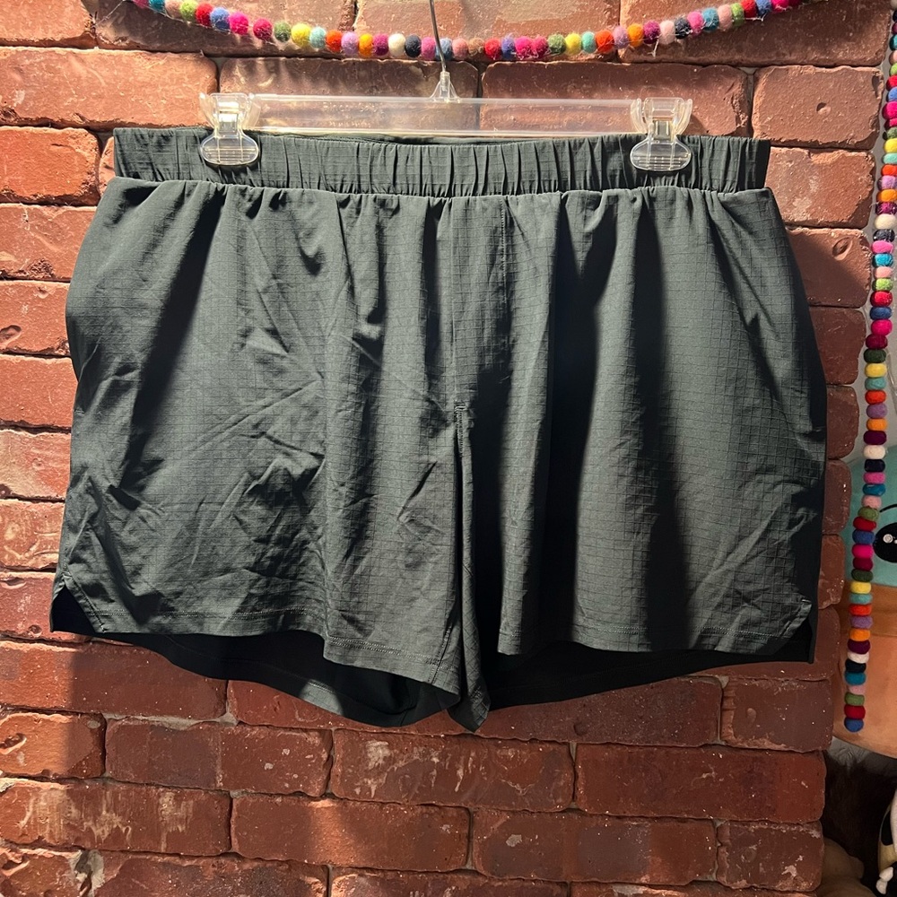 Rainforest green men’s lululemon rip stop Shorts